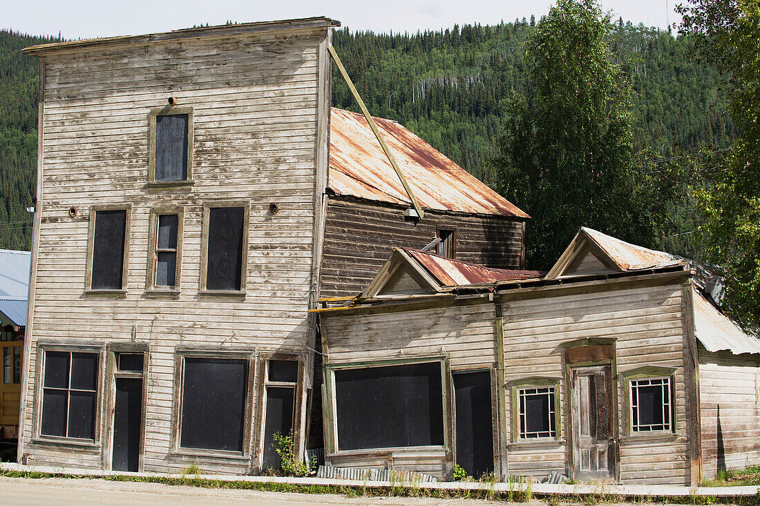 Ein altes verlassenes Holzgebäude stürzt ein; Dawson City, Yukon, Kanada