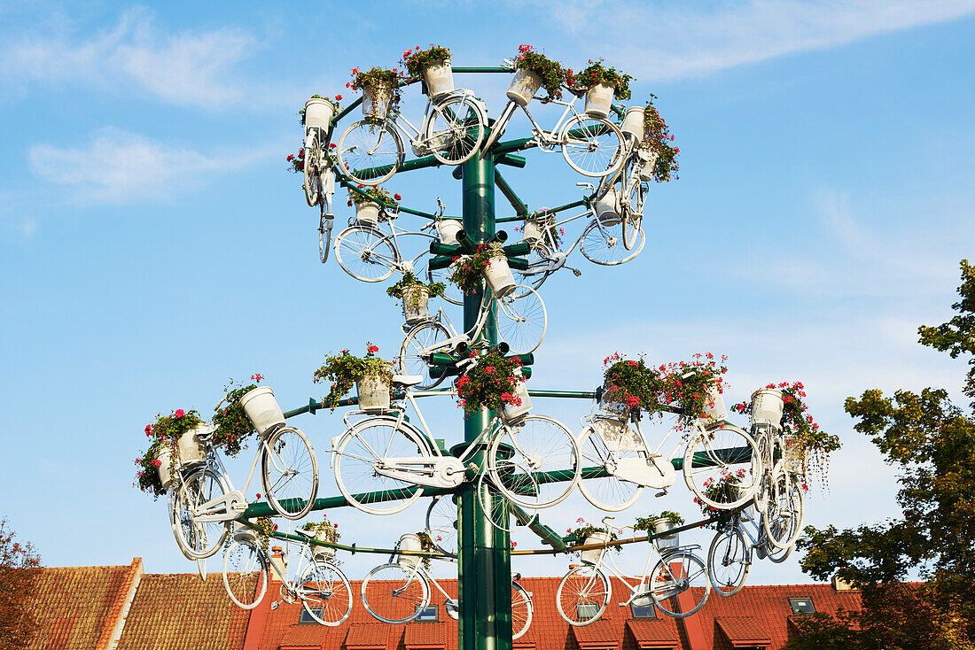 Fahrrad-Kunstinstallation in der Altstadt von Kaunas; Kaunas, Litauen