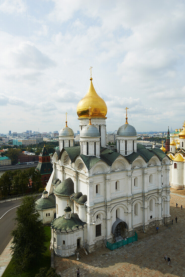 Blick auf die Erzengel-Kathedrale und Moskau vom Glockenturm Iwan der Große im Kreml; Moskau, Russland