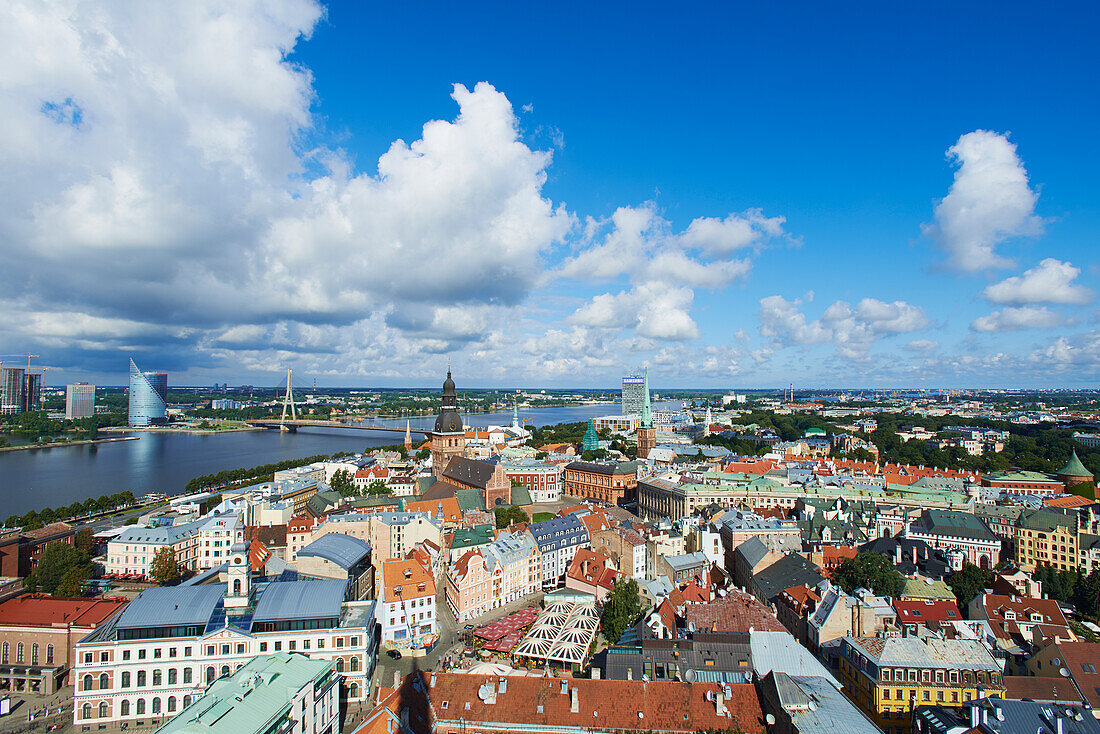 Blick auf das alte Riga, den Dom und den Fluss Daugava von der lutherischen Kirche St. Peter aus; Riga, Lettland