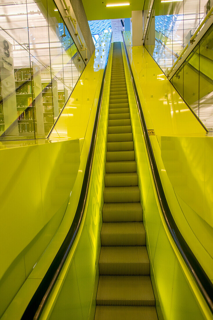 Rolltreppe mit leuchtend gelben Seiten in der Seattle Central Library; Seattle, Washington, Vereinigte Staaten Von Amerika