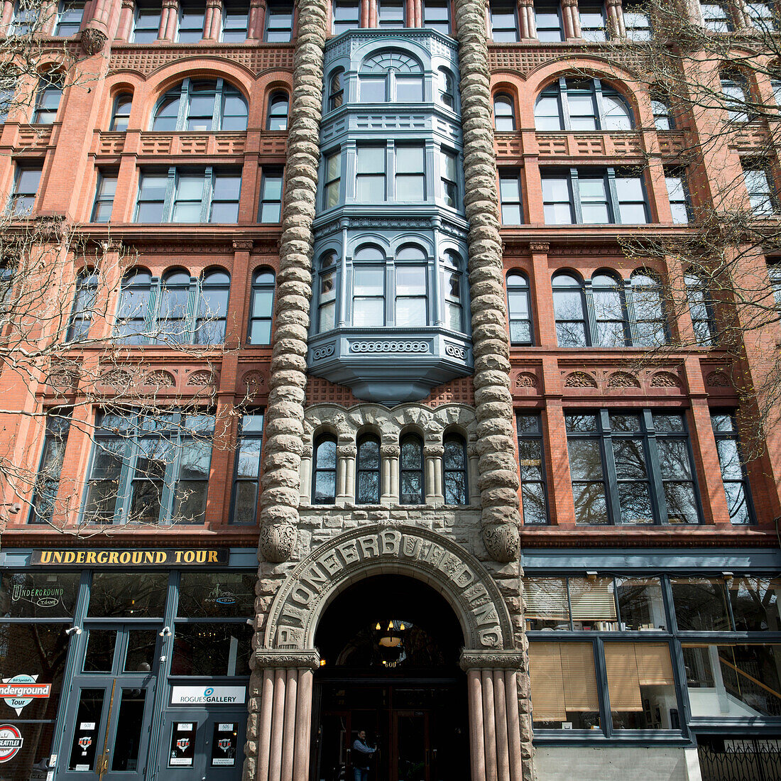 Gebäude mit bogenförmigen Fenstern und bogenförmigem Eingang; Seattle, Washington, Vereinigte Staaten Von Amerika