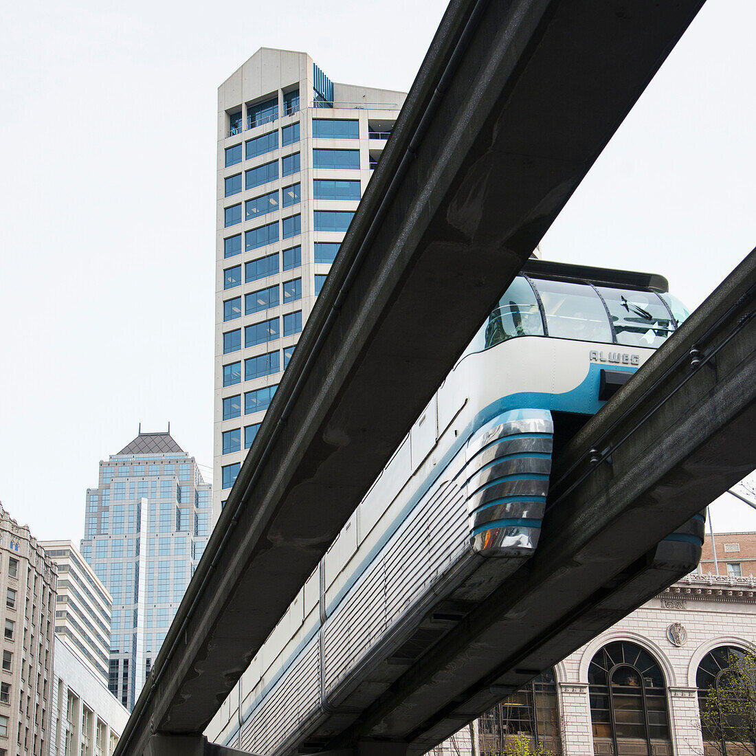 Seattle Centre Monorail fährt auf der Schiene über Kopf; Seattle, Washington, Vereinigte Staaten Von Amerika