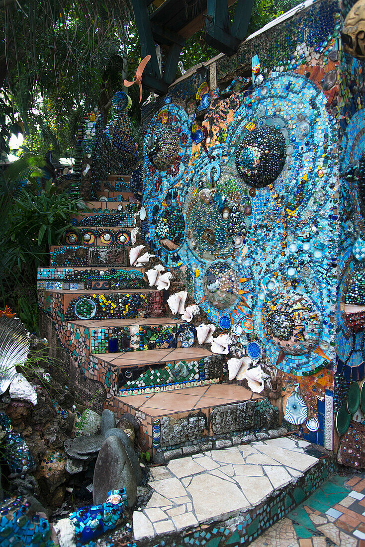 Mit bunten Kacheln und Muscheln verzierte Stufen; Utila, Bay Islands, Honduras