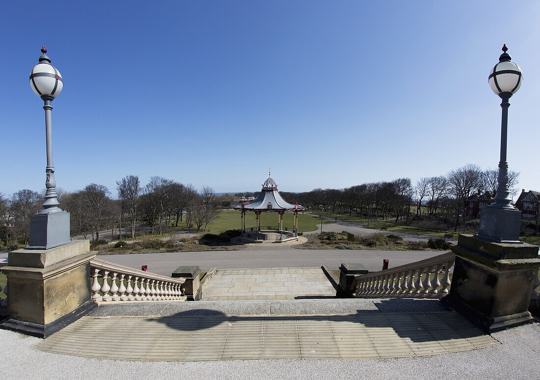 Ein Stadtpark mit einem Pavillon; South Shields, Tyne And Wear, England