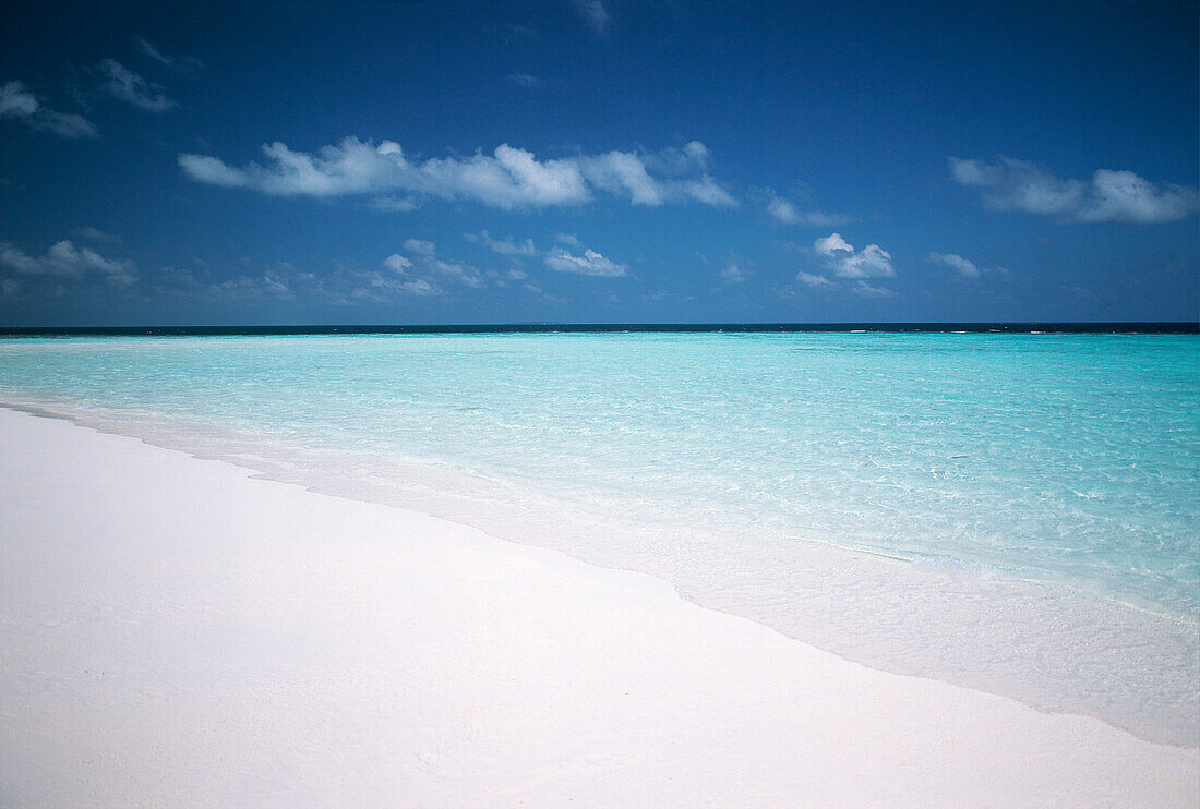 Meereslandschaft, Wellen waschen Strand