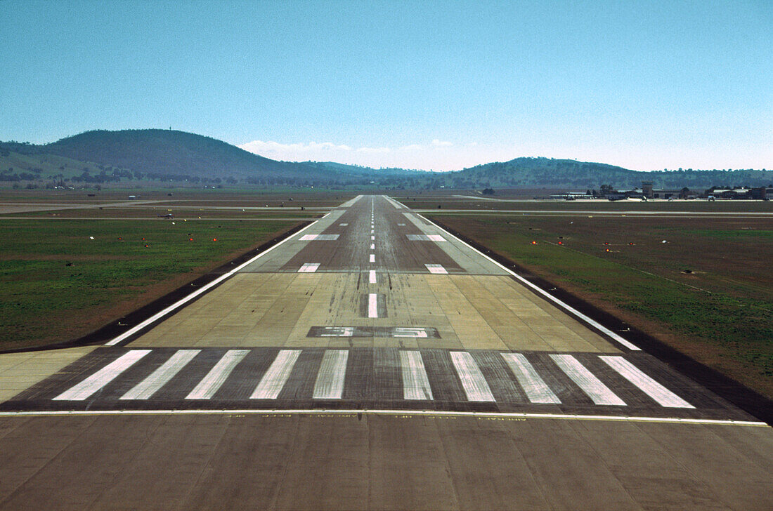 Start- und Landebahn eines Flughafens vom Flugzeug aus gesehen, das gerade landet