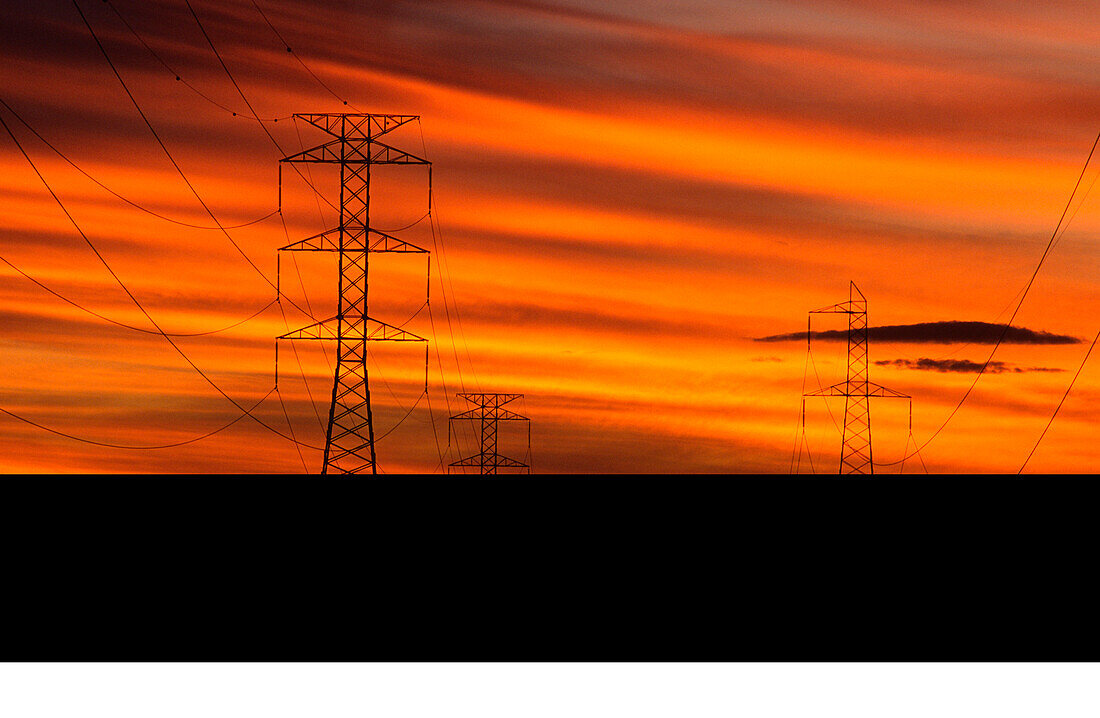 Stromübertragungsmasten bei Sonnenuntergang