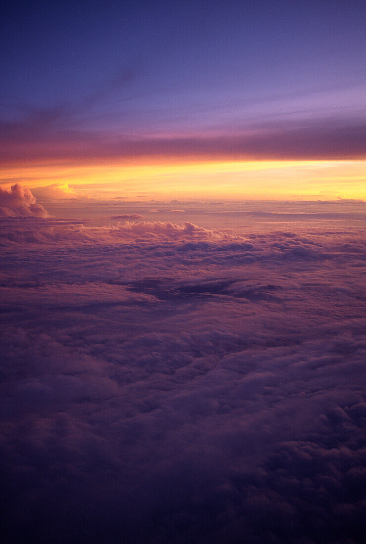 Sonnenuntergang über den Wolken