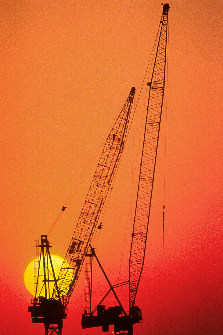 Bauarbeiten bei Sonnenuntergang