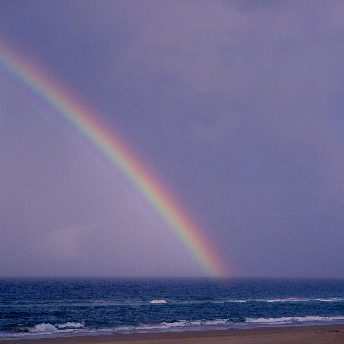 Regenbogen über dem Ozean