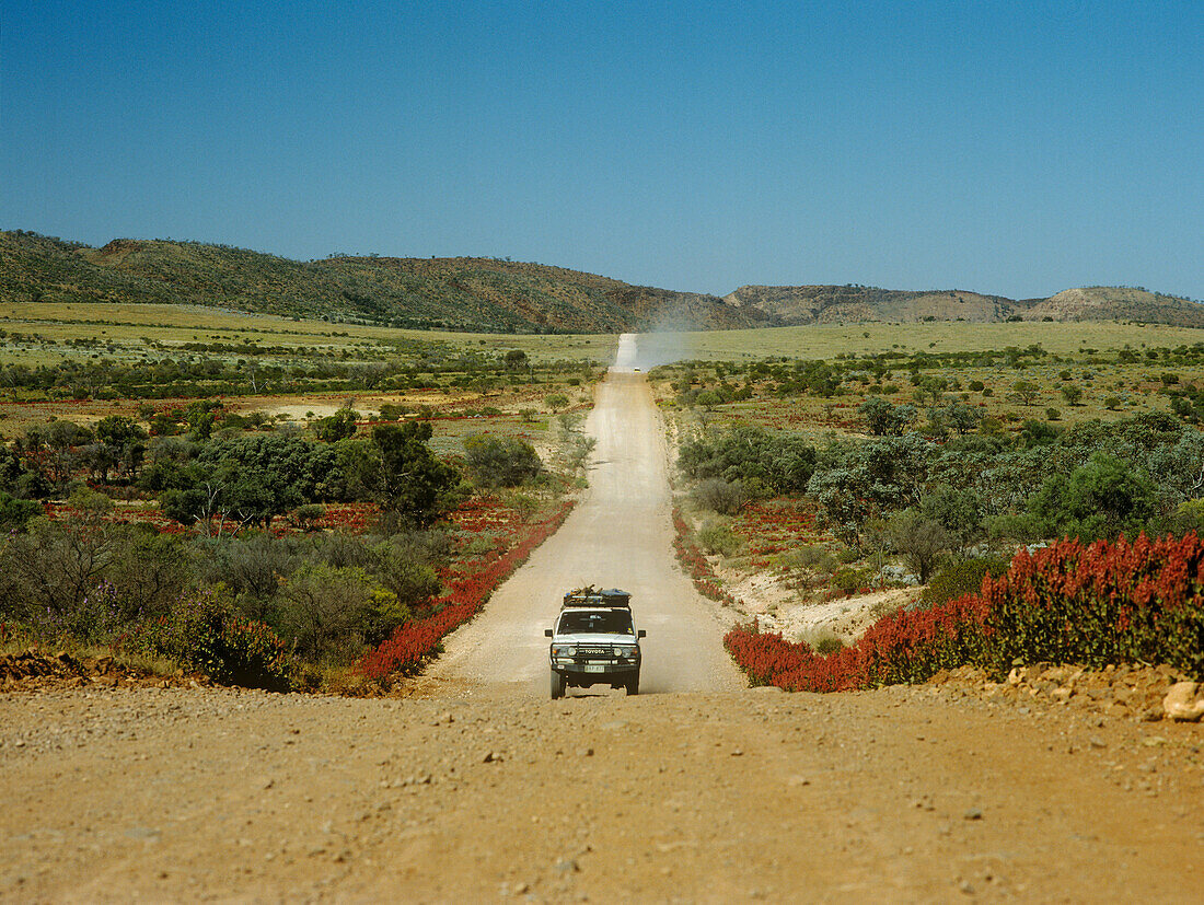 Geländewagen auf Schotterstraße, Gammon Ranges, Flinders Ranges National Park, Südaustralien, Australien