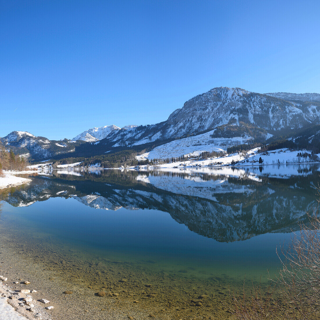 Landschaft des Grundlsees an einem sonnigen Wintertag, Bezirk Liezen, Steiermark, Österreich