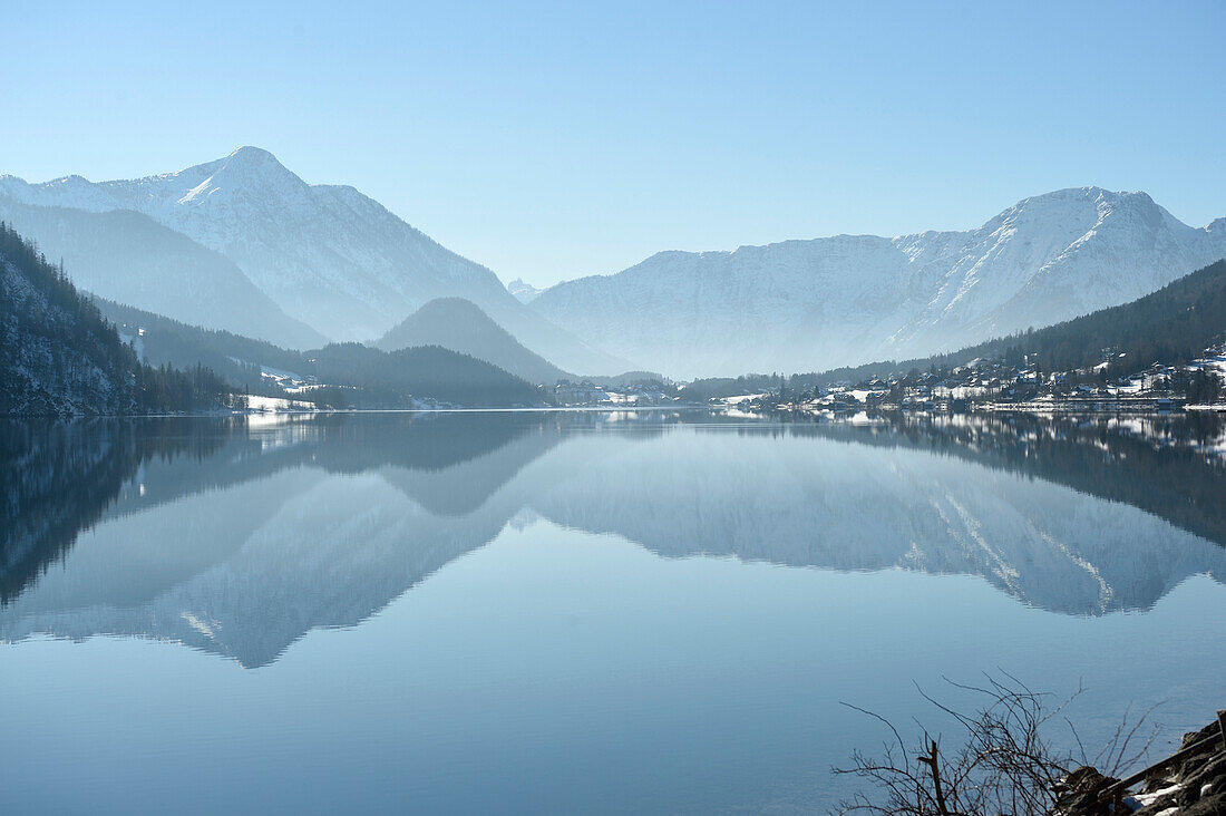 Landschaft des Grundlsees an einem sonnigen Tag im Winter, Steiermark, Österreich