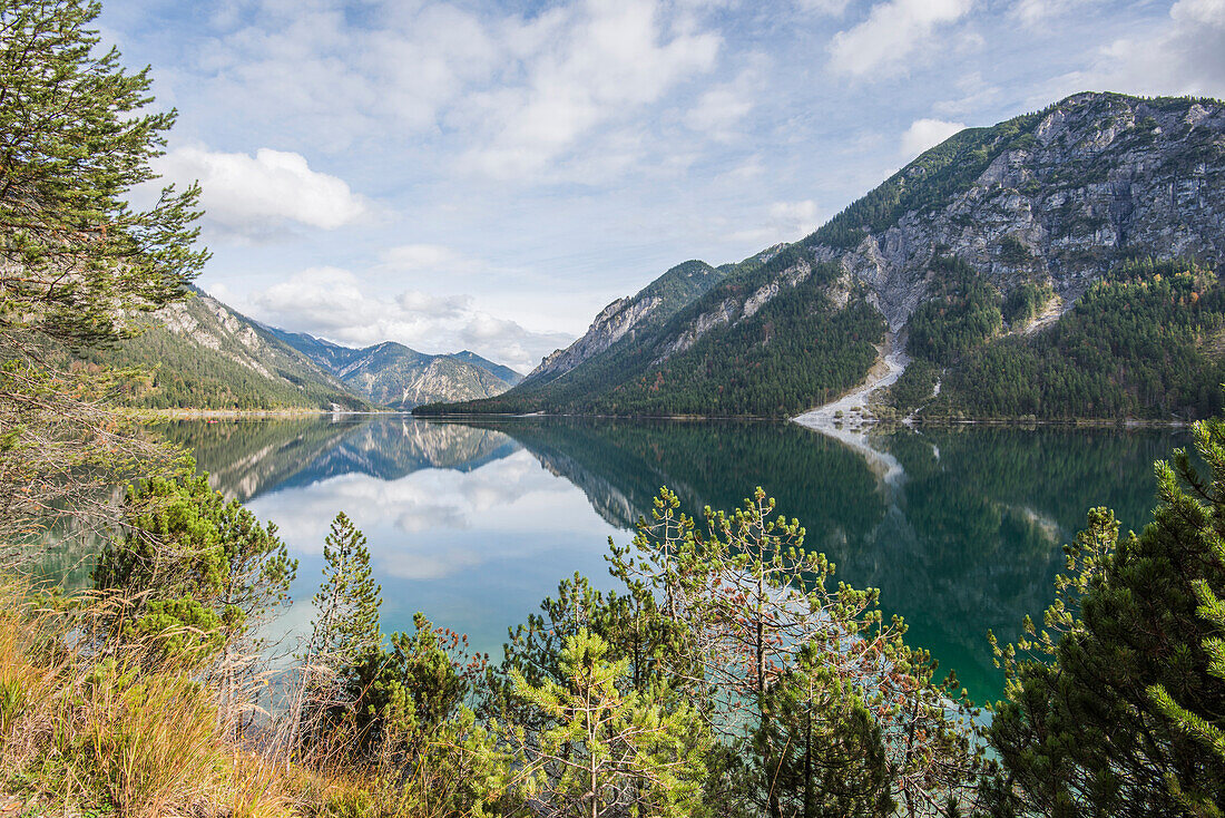 Landschaft eines klaren Sees im Herbst, Plansee, Tirol, Österreich