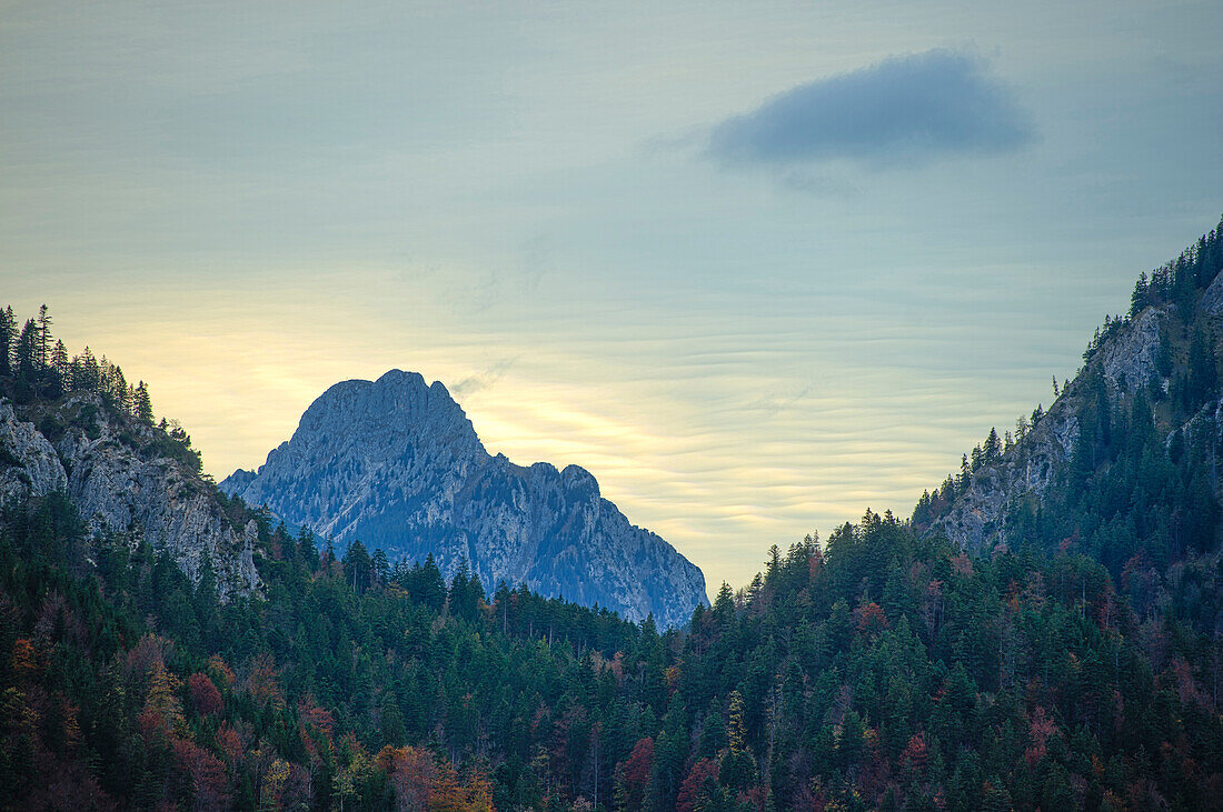 Blick auf Berge bei Sonnenuntergang an einem bewölkten Tag im Herbst, Tirol, Österreich