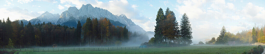 Landschaft des höchsten Berges in Deutschland (Zugspitze) in der Ferne, an einem frühen Morgen im Herbst, Blick von Tirol, Österreich