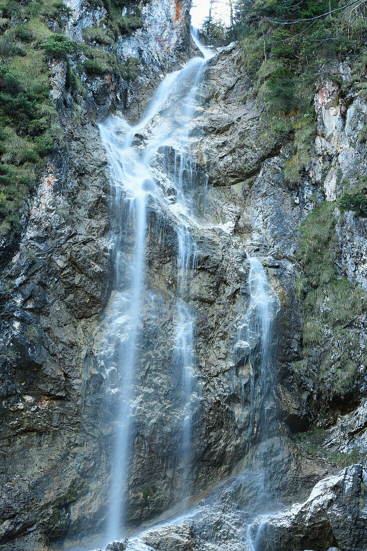 Wasserfall in den Bergen am Mondsee im Herbst, Österreich