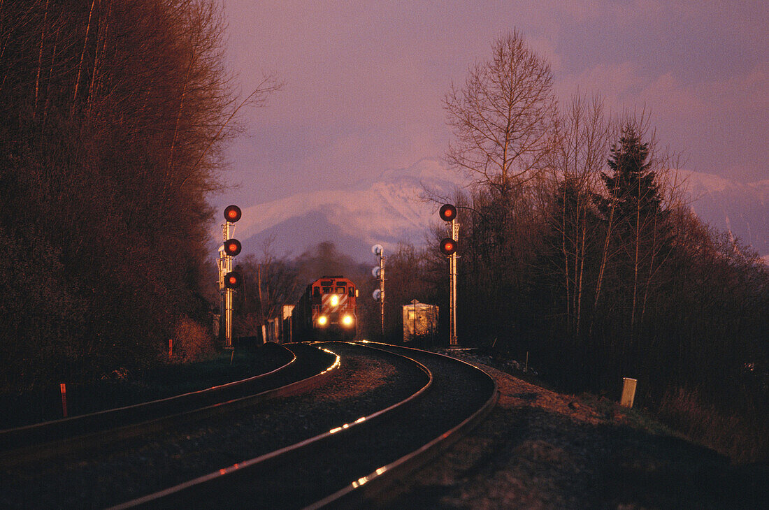 Zug und Eisenbahnschienen, Fraser Valley, British Columbia, Kanada