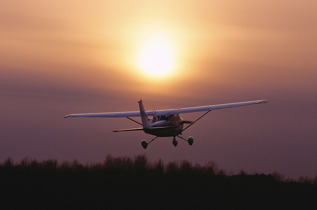 Flugzeug hebt bei Sonnenuntergang ab
