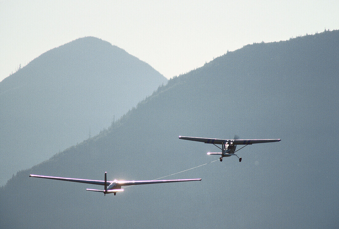 Segelflugzeug im Schlepptau eines Flugzeugs