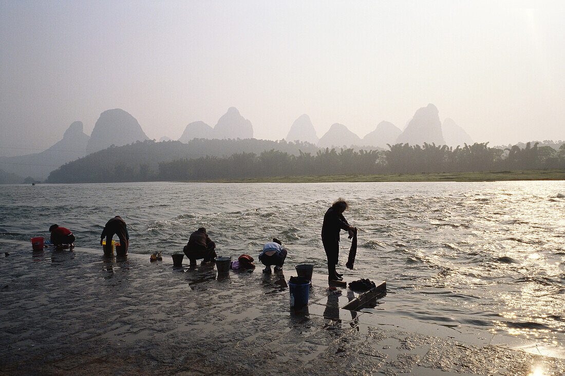 Menschen beim Wäschewaschen im Wasser, Yangzhou, China