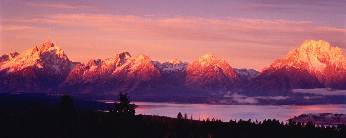 Sonnenuntergang über Bergen und dem Teton-See, Wyoming, USA