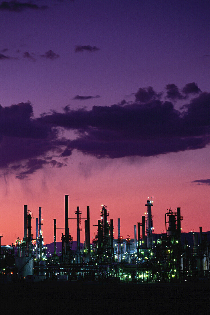 Raffinerie bei Sonnenuntergang