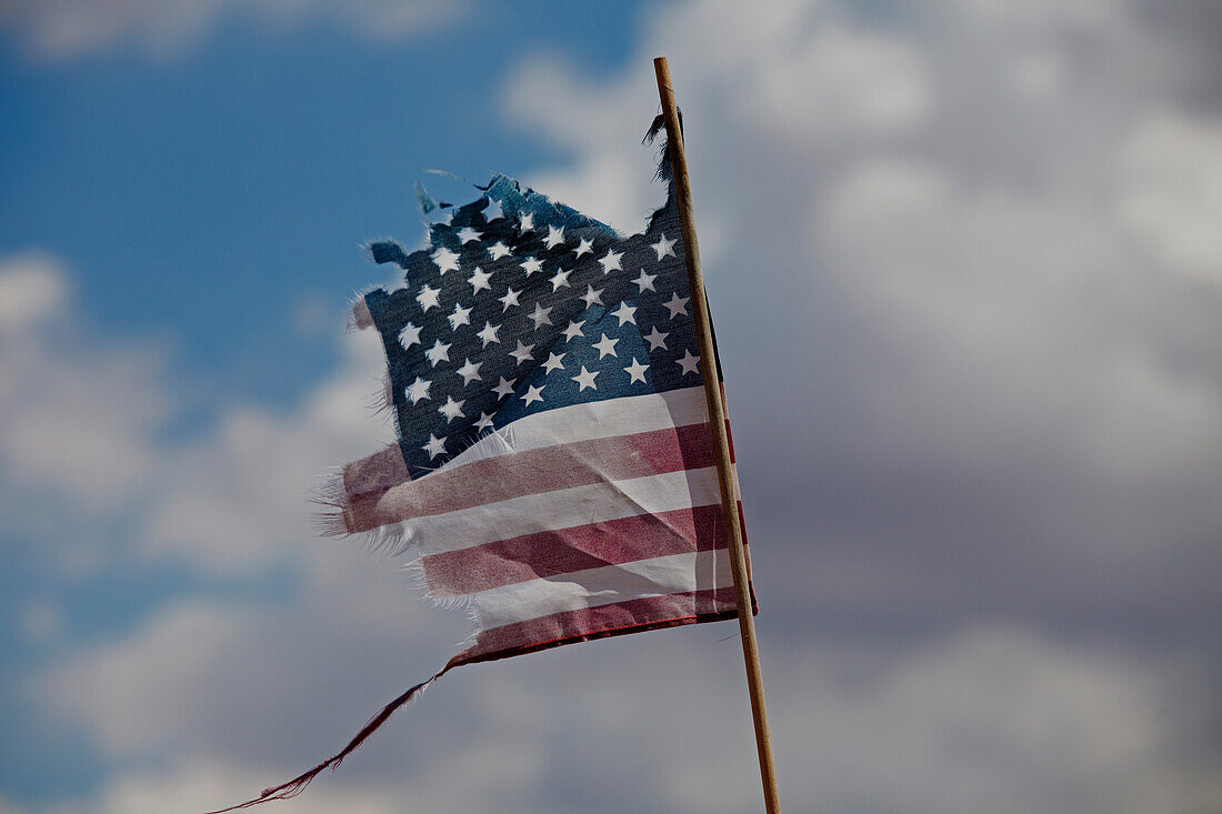 Nahaufnahme einer zerrissenen amerikanischen Flagge, USA