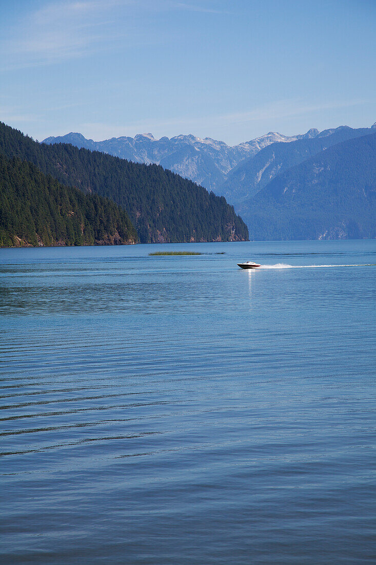 Boot auf dem Pitt Lake, Pitt Meadows, Britisch-Kolumbien, Kanada