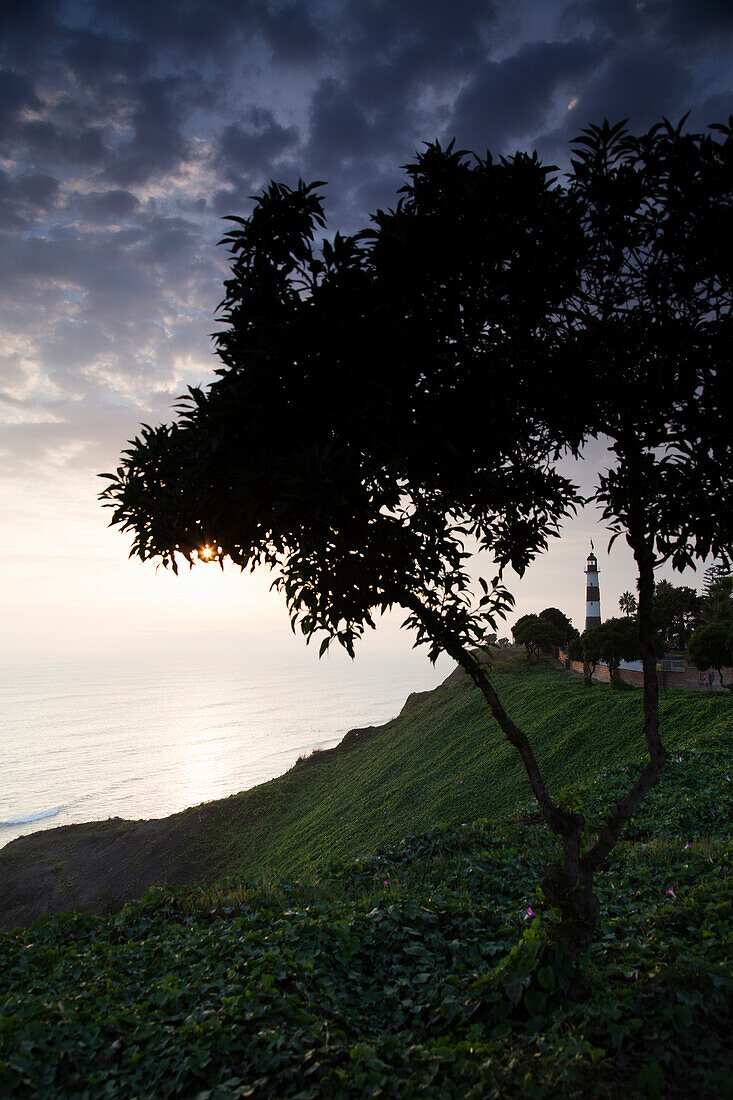 Miraflores Leuchtturm, Parque Raimondi entlang Malecon Cisneros, Miraflores, Lima, Peru