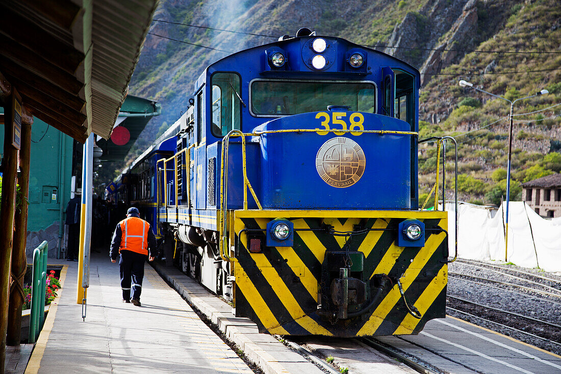Zug am Bahnhof, Ollantaytambo, Provinz Urubamba, Region Cusco, Peru