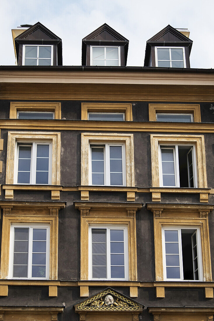 Fenster eines Gebäudes in Stare Miasto, Warschau, Polen