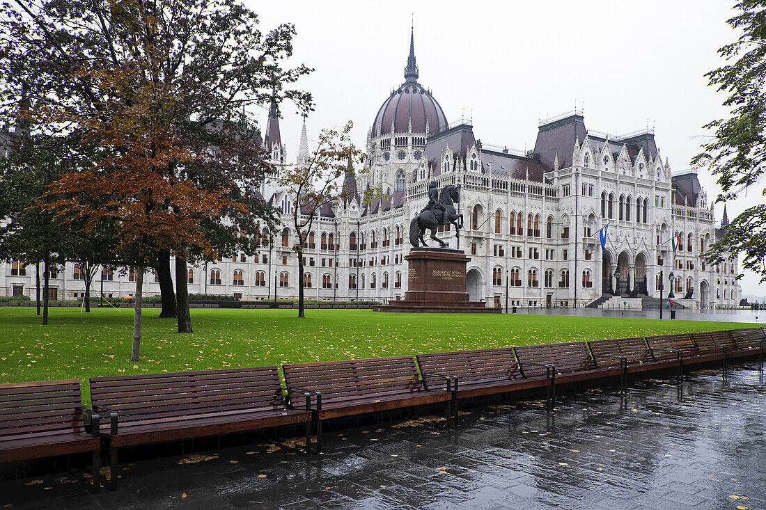 Ungarisches Parlamentsgebäude an einem regnerischen Tag, Budapest, Ungarn