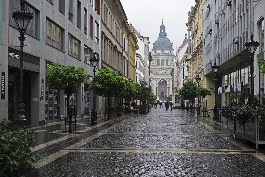 Kopfsteinpflaster-Gasse und St. Stephans-Basilika, Budapest, Ungarn