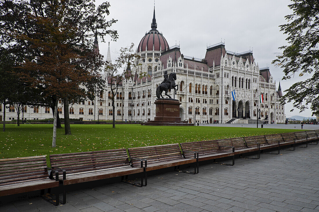 Ungarisches Parlamentsgebäude an einem Regentag, Budapest, Ungarn