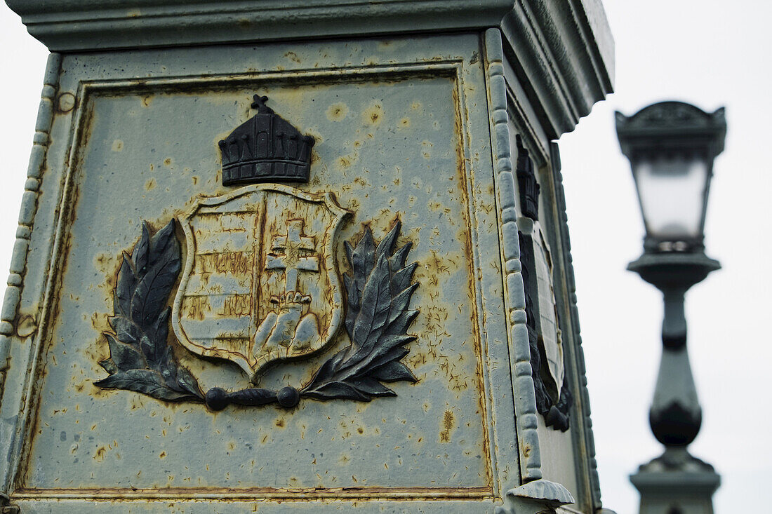 Detail des Wappens an der Szechenyi Kettenbrücke, Budapest, Ungarn
