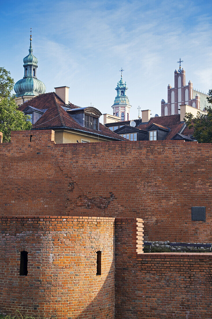 Warschauer Barbakane und Türme auf den Dächern von Gebäuden, Altstadt, Warschau, Polen.
