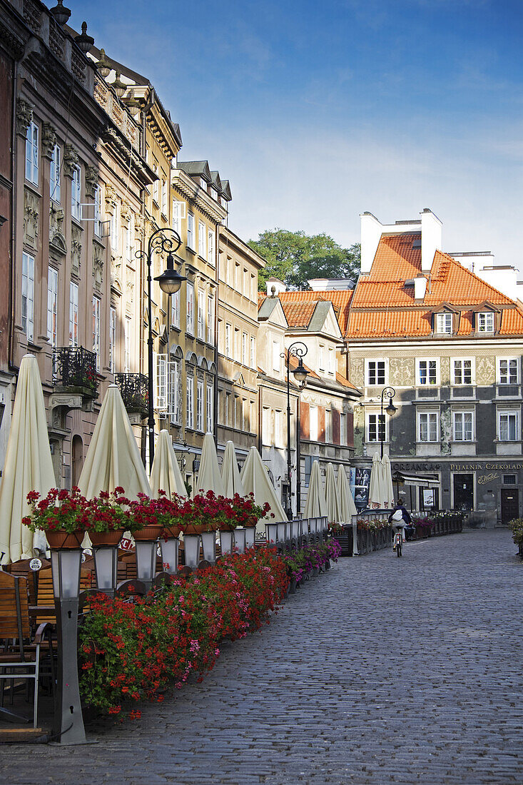 Gebäude entlang einer Kopfsteinpflasterstraße, Altstadt, Warschau, Polen.