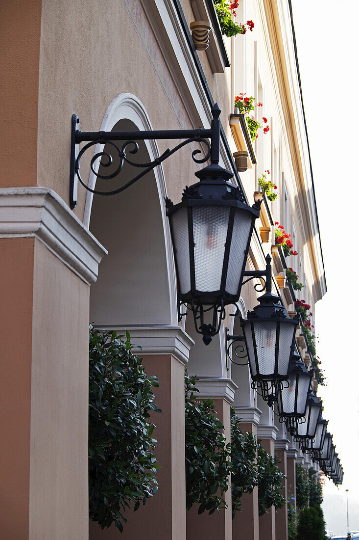 Nahaufnahme einer Reihe von Laternen an Gebäuden, Altstadt, Warschau, Polen.