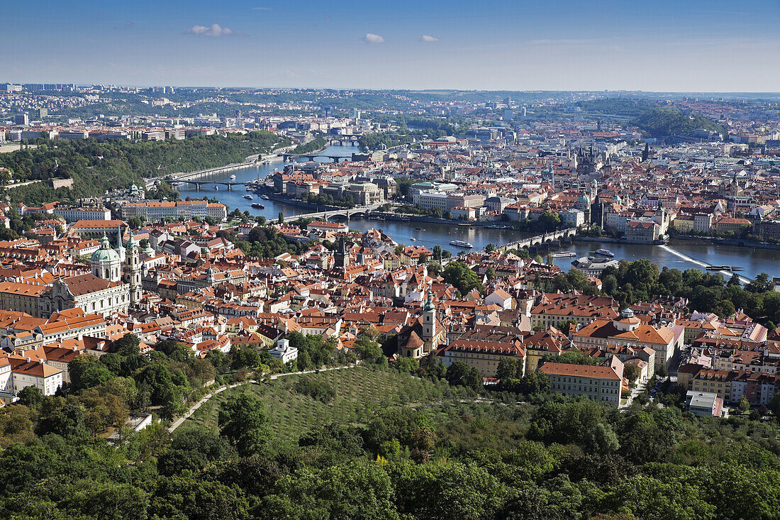 Panoramablick auf die Stadt Prag mit der Moldau, Tschechische Republik