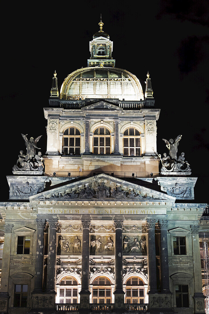 Nahaufnahme des Kuppeldachs des Nationalmuseums bei Nacht, Prag, Tschechische Republik