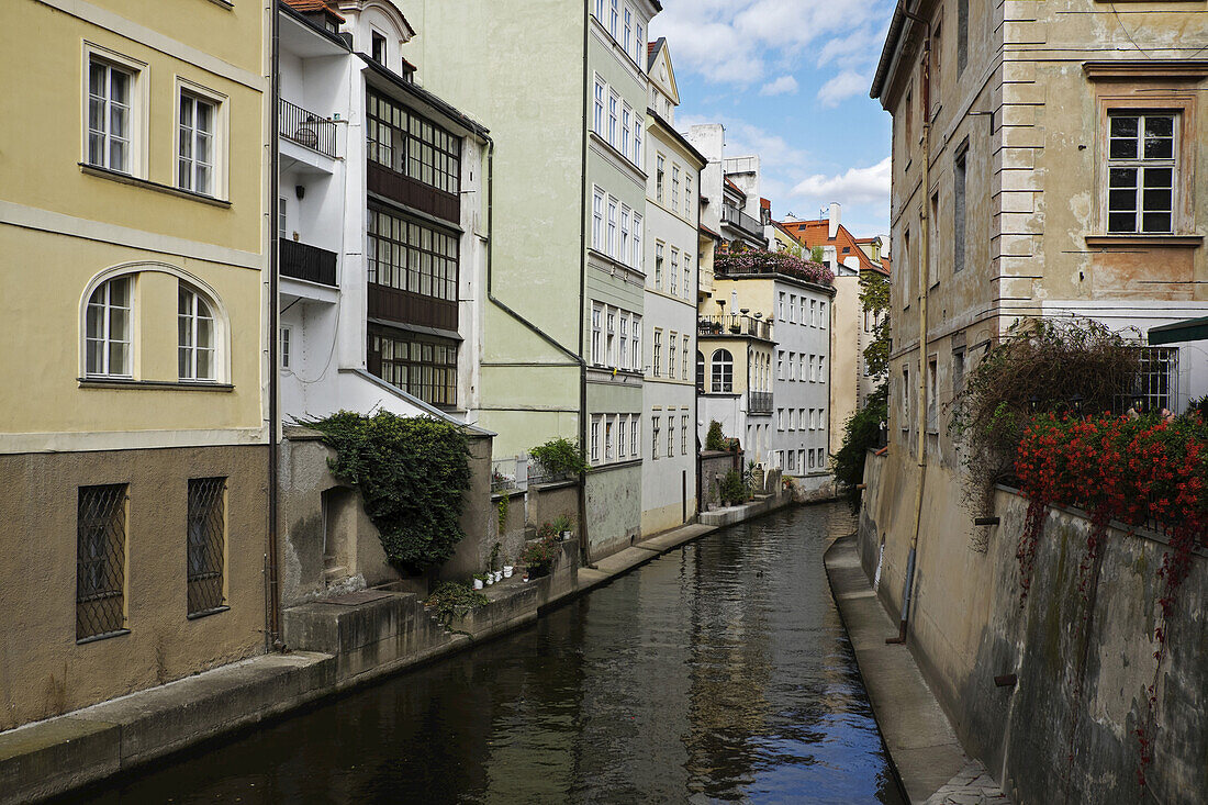 Wohnhäuser entlang des Kanals, Prag, Tschechische Republik