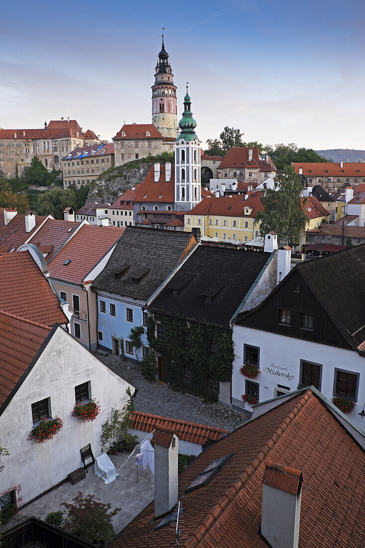 Übersicht über die Stadt und die Dächer mit dem Turm der St. Jost Kirche und dem Turm des Schlosses Cesky Krumlov im Hintergrund, Cesky Krumlov, Tschechische Republik.