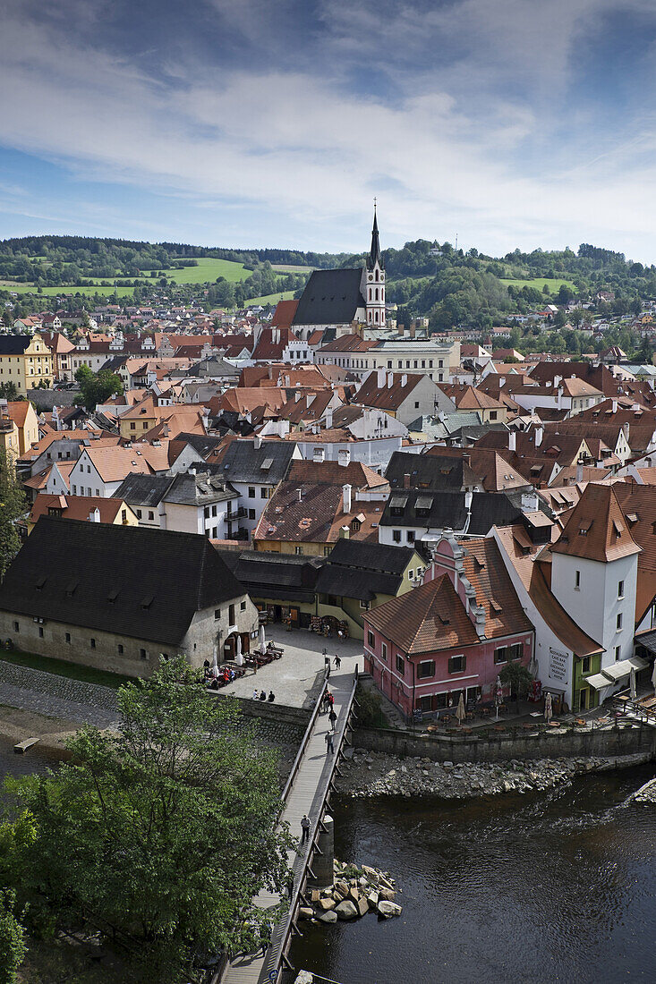 Überblick über Cesky Krumlov mit der St. Veitskirche im Hintergrund, Tschechische Republik.