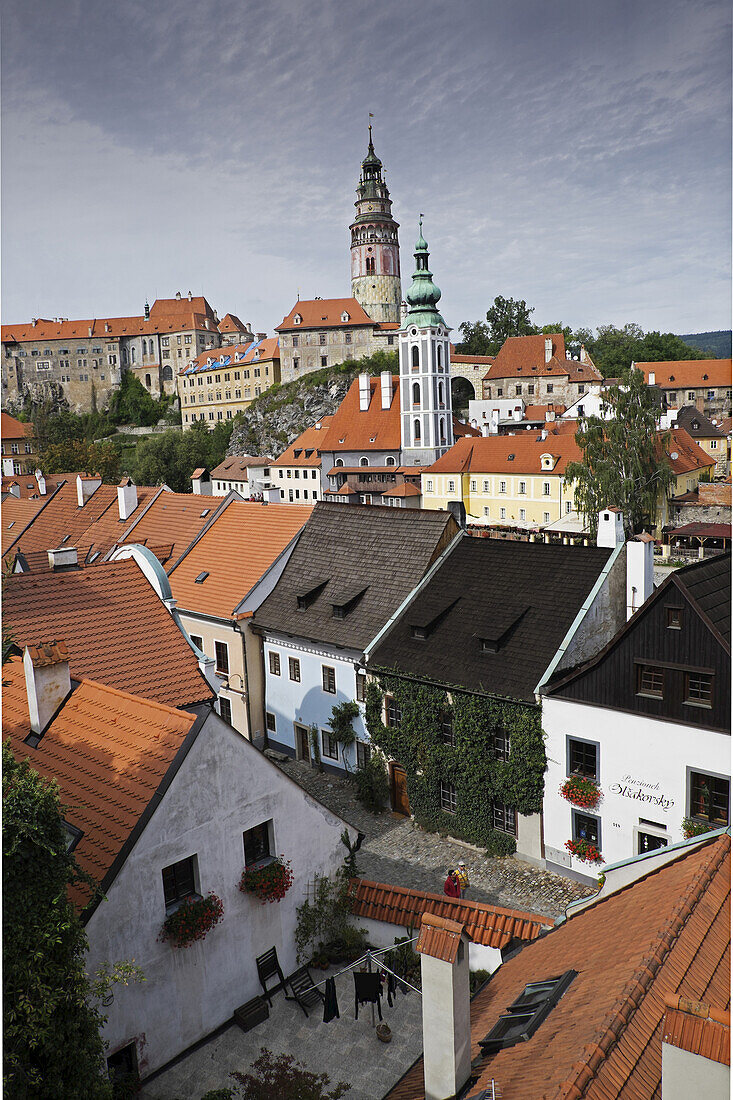 Überblick über die Stadt und die Dächer mit dem Turm der St. Jost-Kirche und dem Turm des Schlosses von Cesky Krumlov im Hintergrund, Cesky Krumlov, Tschechische Republik.