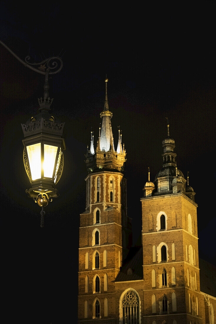 Kirche der Heiligen Jungfrau Maria bei Nacht, Hauptmarkt, Krakau, Polen
