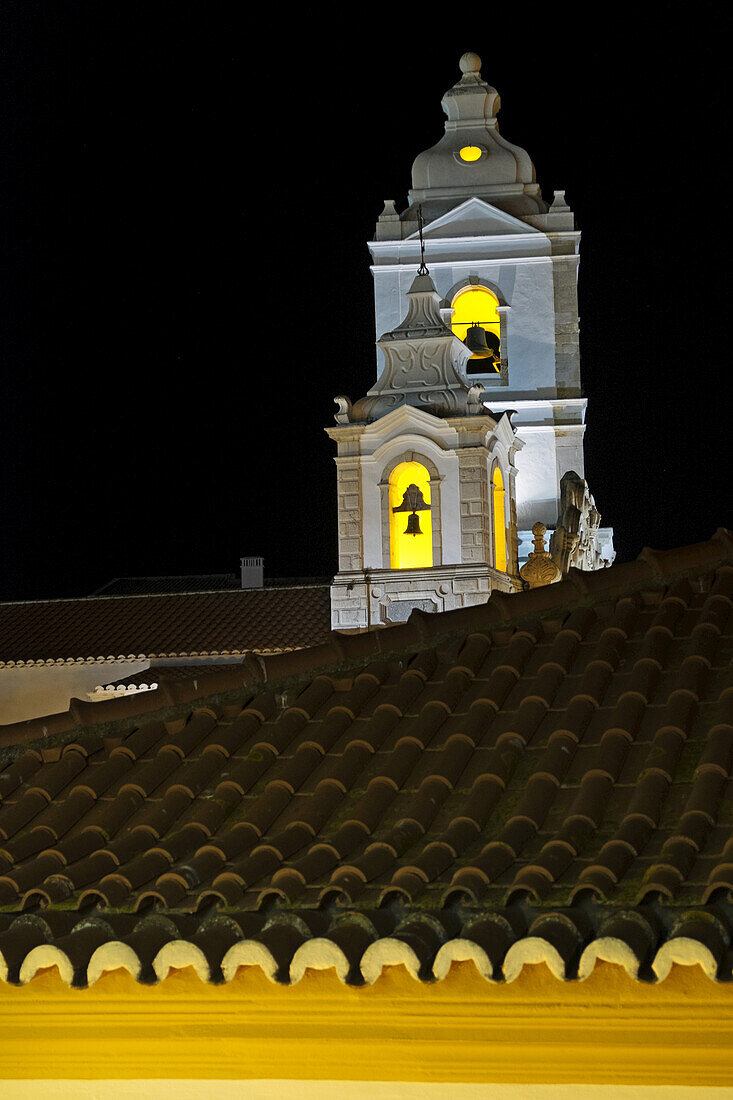 Glockentürme der Igreja de Santo Antonio bei Nacht, Lagos, Portugal