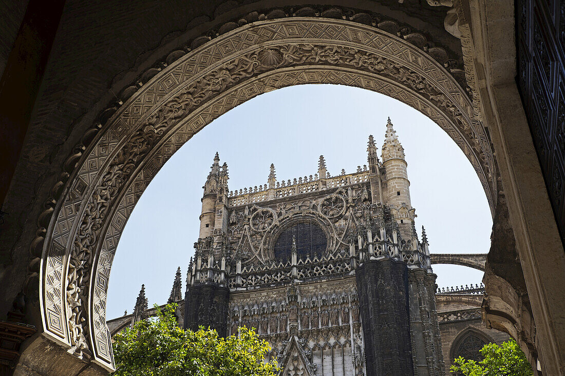 Kathedrale von Sevilla durch Bogen, Sevilla, Andalusien, Spanien