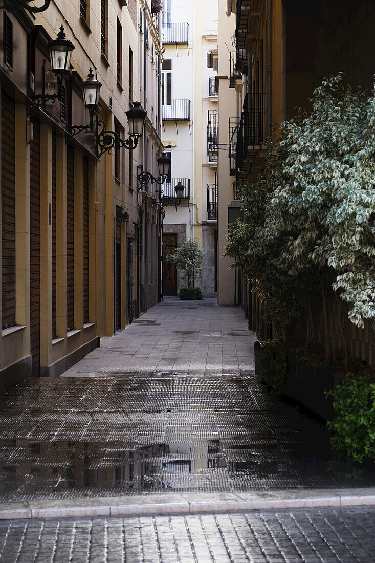 Enge Straße in Valencia, Spanien
